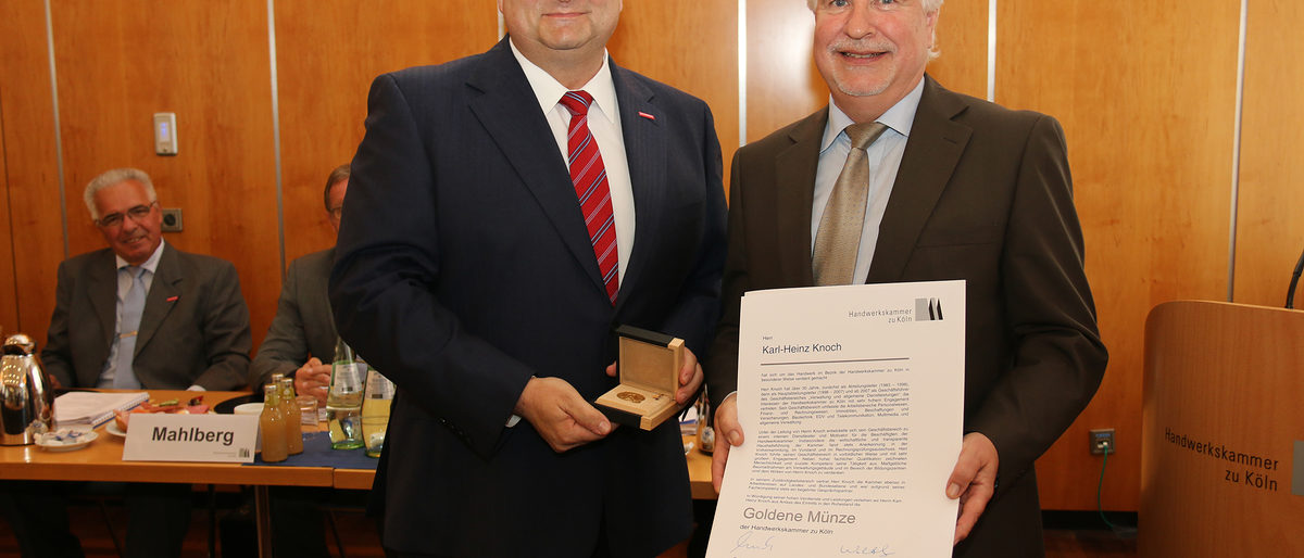 Kammerpräsident Hans Peter Wollseifer überreicht Karl-Heinz Knoch die Goldene Münze