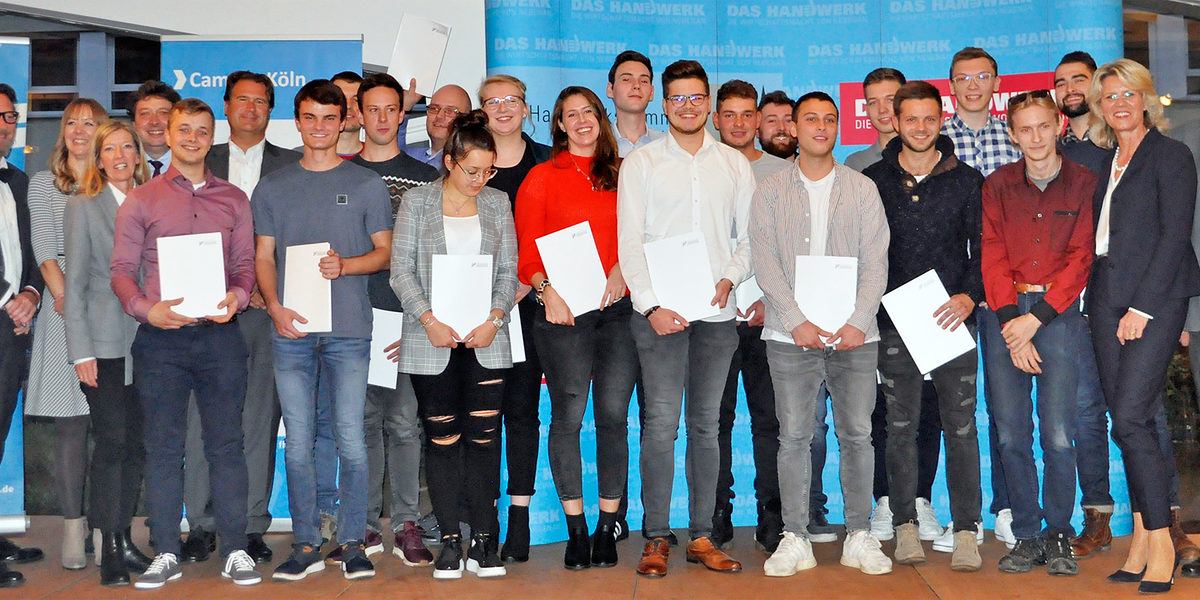 18 junge Leute haben sich im zehnten Jahrgang für das Triale Studium entschieden. Sie wurden in einer Immatrikulationsfeier in den Bildungsgang aufgenommen. 18 junge Leute haben sich im zehnten Jahrgang für das Triale Studium entschieden. Sie wurden in einer Immatrikulationsfeier in den Bildungsgang aufgenommen.
