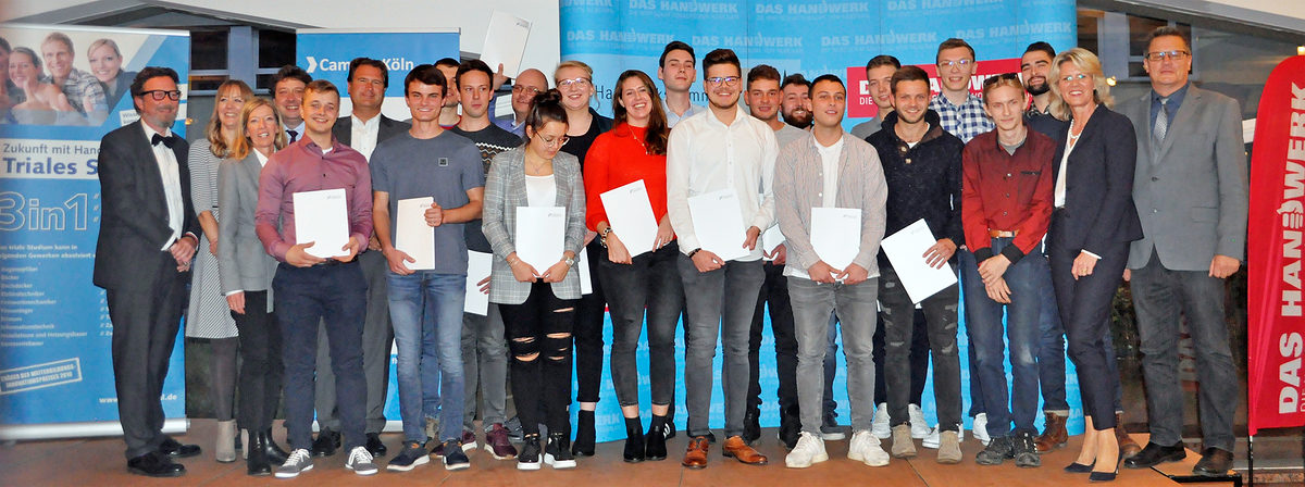 18 junge Leute haben sich im zehnten Jahrgang für das Triale Studium entschieden. Sie wurden in einer Immatrikulationsfeier in den Bildungsgang aufgenommen. 18 junge Leute haben sich im zehnten Jahrgang für das Triale Studium entschieden. Sie wurden in einer Immatrikulationsfeier in den Bildungsgang aufgenommen.