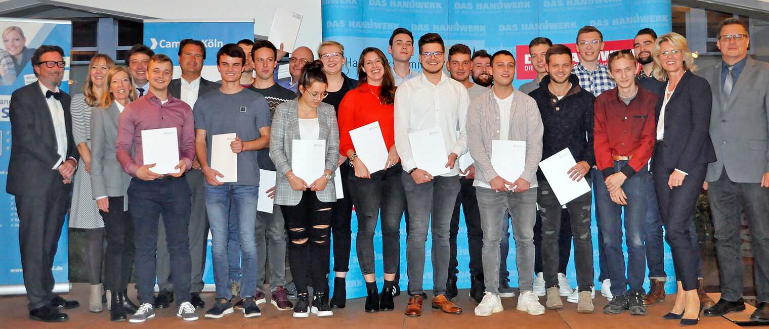 18 junge Leute haben sich im zehnten Jahrgang für das Triale Studium entschieden. Sie wurden in einer Immatrikulationsfeier in den Bildungsgang aufgenommen. 18 junge Leute haben sich im zehnten Jahrgang für das Triale Studium entschieden. Sie wurden in einer Immatrikulationsfeier in den Bildungsgang aufgenommen.
