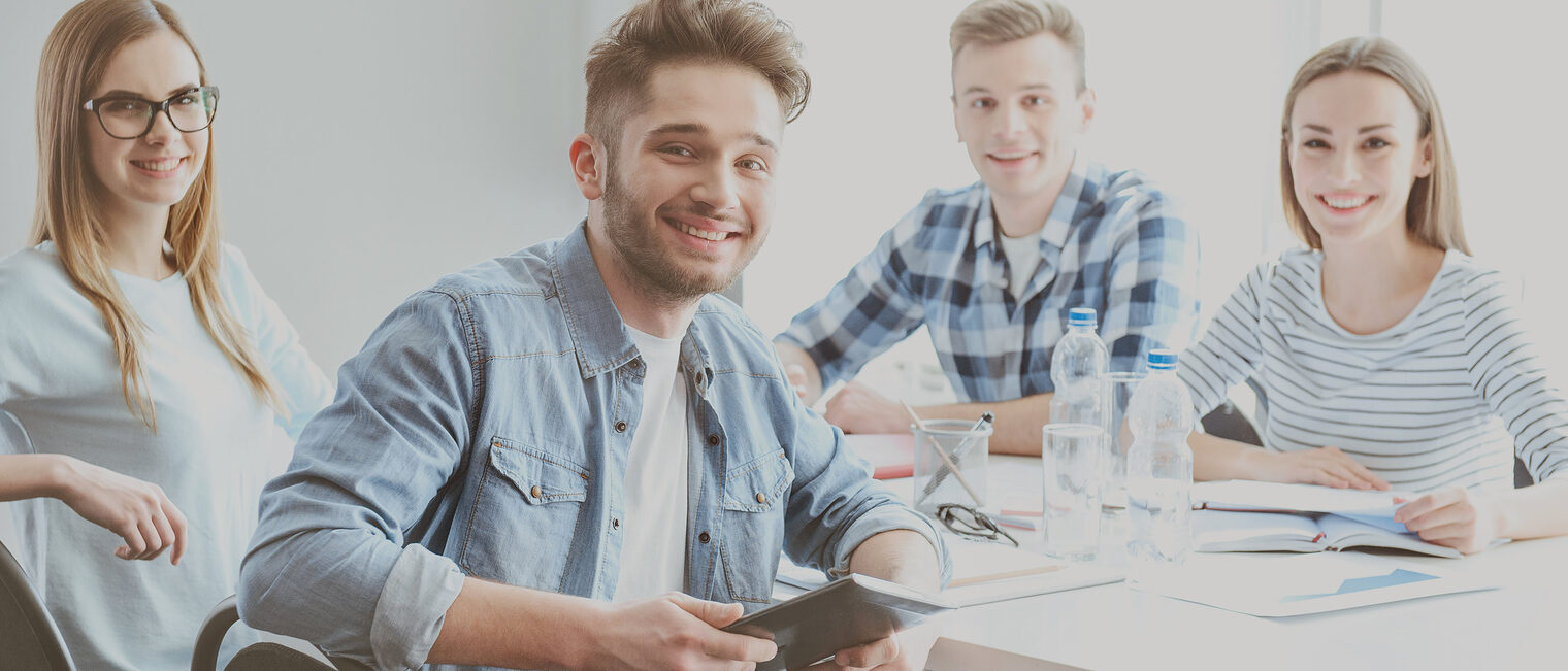 lehre jung praktikum gespann think tank support gruppe tablet tragbar technologie einheit