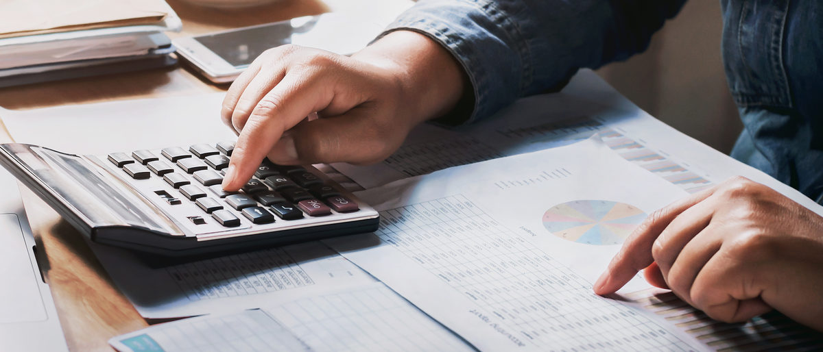 Handwerker berechnet den Finanzierungsbedarf mit einem Taschenrechner. businessman using calculator for calculate budget. concept finance Schlagwort(e): accounting, accountant, finance, calculator, tax, business, concept, calculate, office, expenses, hand, financial, data, document, accountancy, desk, report, investment, paperwork, computer, calculation, pen, economy, money, working, background, laptop, closeup, white, home, taxes, work, income, paper, using, analysis, administration, success, calculating, graph, workplace, analyzing, person, financing, lifestyle, cost, administrator, profit, accounting, accountant, finance, calculator, tax, business, concept, calculate, office, expenses, hand, financial, data, document, accountancy, desk, report, investment, paperwork, computer, calculation, pen, economy, money, working, background, laptop, closeup, white, home, taxes, work, income, paper, using, analysis, administration, success, calculating, graph, workplace, analyzing, person, financing, lifestyle, cost, administrator, profit