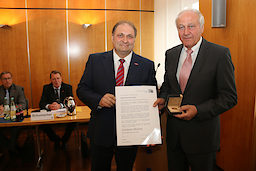 Manfred Schröder erhält die Goldene Münze von Kammerpräsident Wollseifer