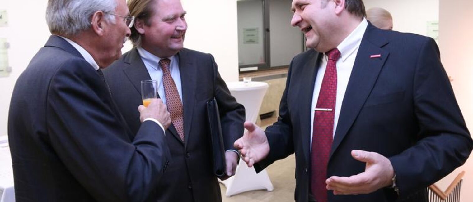 Kammerpräsident Hans Peter Wollseifer (r.) im Gespräch mit Lutz Lienenkämper (M.) und Ehrenpräsident Franz-Josef Knieps Kammerpräsident Hans Peter Wollseifer (r.) im Gespräch mit Lutz Lienenkämper (M.) und Ehrenpräsident Franz-Josef Knieps