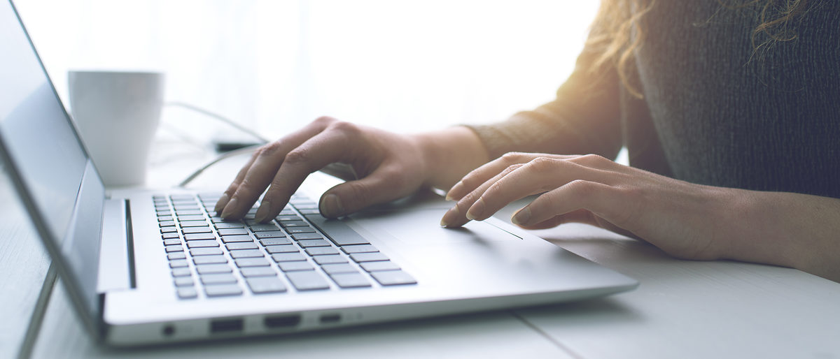 Frau schreibt einen Text auf dem Laptop. Woman sitting at desk and connecting with her laptop, she is working and typing on the keyboard, hands close up Schlagwort(e): Laptop, Computer, Woman, Hands, Typing, Connecting, Online, Internet, Networking, Student, Close up, Business, Desk, Desktop, Office, Working, Technology, Communication, Device, People, Person, Wireless, Portable, Writing, Freelance, Keyboard, Chatting, Social networking, Blogger, Writing, Office worker, Employee, Clerk, Websurfing, Unrecognizable person