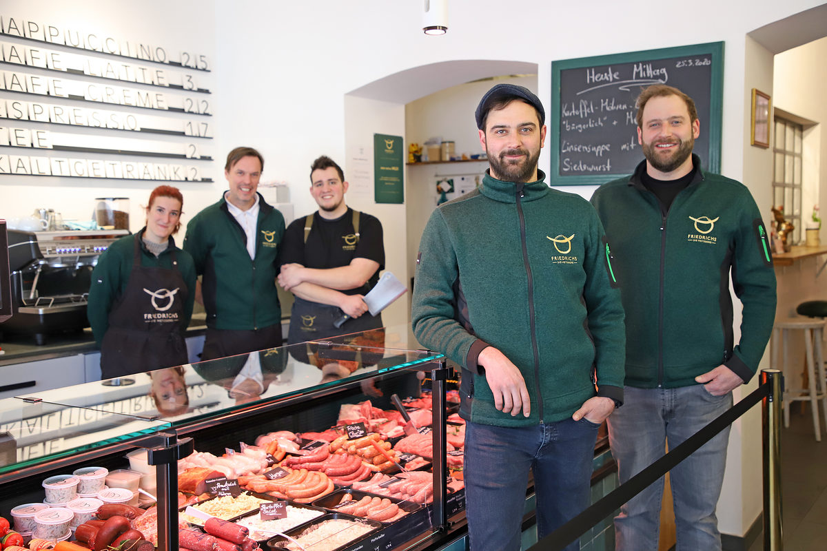 Sebastian und David Friedrichs mit ihrem Team von der Metzgerei Friedrichs Sebastian und David Friedrichs mit ihrem Team von der Metzgerei Friedrichs