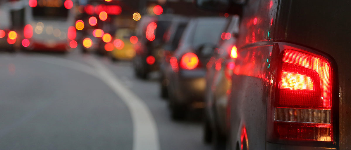 stau, großstadt, hamburg, rücklichter, schlange, autos, auto, fahrzeuge, baustellen, infrastruktur, warten, bus, hektik, stress, verspätung, überfüllt, schlechte, laune, bokeh, diesel, skandal, frustration, beschäftigt, voll, reflexe, straße, rot, verschwendung, berlin, münchen, pendeln, pendler, berufsverkehr, morgens, abends, kfz, kraftstoff, rush hour, deutschland, mittellinie, stimmung, umweltverschmutzung, linie, ampel, sperrung, unfall, asphalt, stoßstange, genervt, anstrengung