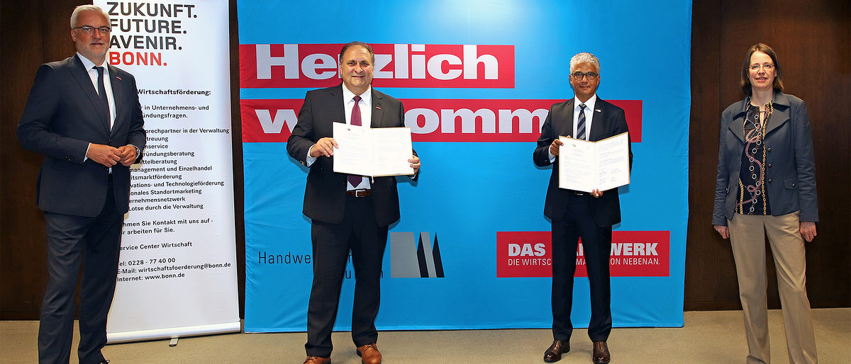 von links: Hauptgeschäftsführer Garrelt Duin, Kammerpräsident Hans Peter Wollseifer, Oberbürgermeister Ashok Sridharan, Amtsleiterin Victoria Appelbe von links: Hauptgeschäftsführer Garrelt Duin, Kammerpräsident Hans Peter Wollseifer, Oberbürgermeister Ashok Sridharan, Amtsleiterin Victoria Appelbe