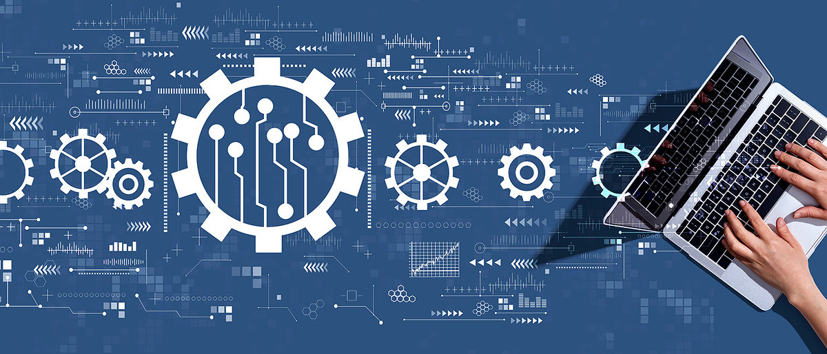 Automation concept with woman using a laptop computer Schlagwort(e): automation, automated, internet, gear, ai, innovation, software, smart, factory, concept, technology, rpa, computer, system, control, process, business, industry, automatic, workflow, management, marketing, improvement, development, engineering, programming, automate, tech, digital, icon, icons, laptop, pc, notebook, hand, office, desk, minimal, above, flatlay, flat, lay, overhead, view, top, background, navy