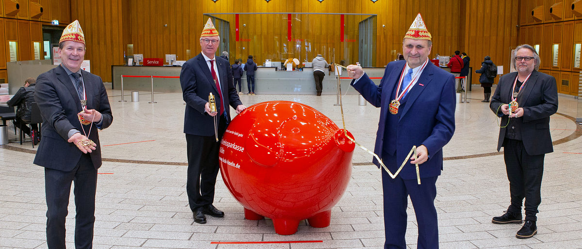 Die Ausstellungeröffnung "Fest in Gold 2021" fand am 1. Februar 2021 in der Kreissparkasse Köln am Kölner Neumarkt statt. V.l.n.r.: Christoph Kuckelkorn, Präsident des Festkomitees des Kölner Karnevals von 1823 e.V., Alexander Wüerst, Vorstandsvorsitzender der Kreissparkasse Köln, Hans Peter Wollseifer, Präsident der Handwerkskammer zu Köln und Präsident des Zentralverbandes des Deutschen Handwerks, und Ingo Telkmann, Präsident Fest in Gold e. V., waren beeindruckt von der Qualität der eingereichten Arbeiten der Junggoldschmiede. Die Ausstellungeröffnung "Fest in Gold 2021" fand am 1. Februar 2021 in der Kreissparkasse Köln am Kölner Neumarkt statt. V.l.n.r.: Christoph Kuckelkorn, Präsident des Festkomitees des Kölner Karnevals von 1823 e.V., Alexander Wüerst, Vorstandsvorsitzender der Kreissparkasse Köln, Hans Peter Wollseifer, Präsident der Handwerkskammer zu Köln und Präsident des Zentralverbandes des Deutschen Handwerks, und Ingo Telkmann, Präsident Fest in Gold e. V., waren beeindruckt von der Qualität der eingereichten Arbeiten der Junggoldschmiede.
