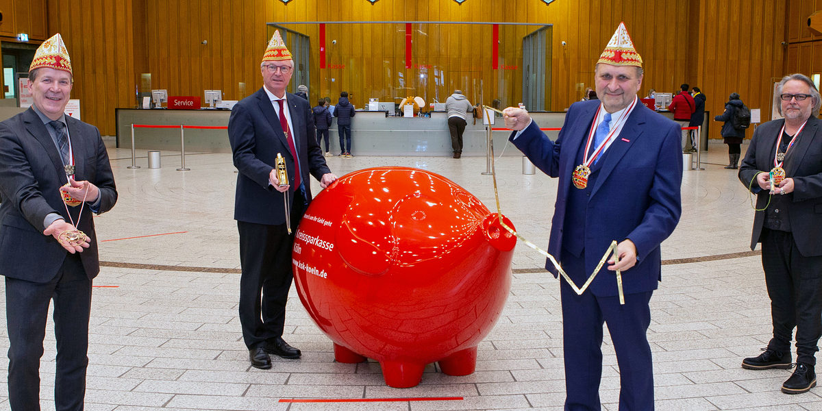 Die Ausstellungeröffnung "Fest in Gold 2021" fand am 1. Februar 2021 in der Kreissparkasse Köln am Kölner Neumarkt statt. V.l.n.r.: Christoph Kuckelkorn, Präsident des Festkomitees des Kölner Karnevals von 1823 e.V., Alexander Wüerst, Vorstandsvorsitzender der Kreissparkasse Köln, Hans Peter Wollseifer, Präsident der Handwerkskammer zu Köln und Präsident des Zentralverbandes des Deutschen Handwerks, und Ingo Telkmann, Präsident Fest in Gold e. V., waren beeindruckt von der Qualität der eingereichten Arbeiten der Junggoldschmiede. Die Ausstellungeröffnung "Fest in Gold 2021" fand am 1. Februar 2021 in der Kreissparkasse Köln am Kölner Neumarkt statt. V.l.n.r.: Christoph Kuckelkorn, Präsident des Festkomitees des Kölner Karnevals von 1823 e.V., Alexander Wüerst, Vorstandsvorsitzender der Kreissparkasse Köln, Hans Peter Wollseifer, Präsident der Handwerkskammer zu Köln und Präsident des Zentralverbandes des Deutschen Handwerks, und Ingo Telkmann, Präsident Fest in Gold e. V., waren beeindruckt von der Qualität der eingereichten Arbeiten der Junggoldschmiede.