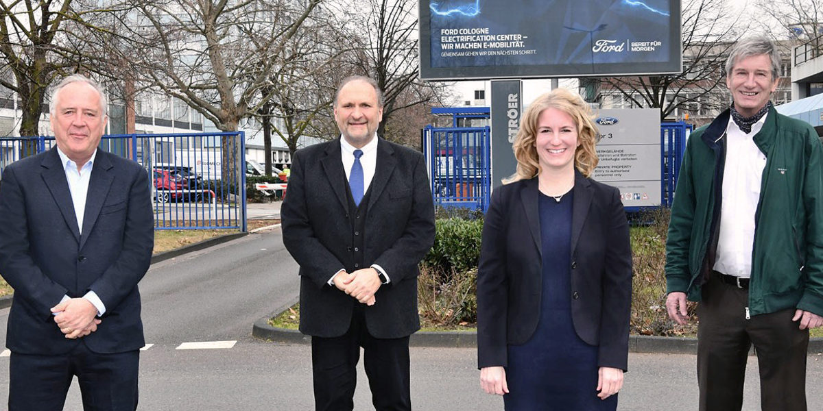 Von links nach rechts: Gunnar Herrmann (Vorsitzender Arbeitgeber Köln), Hans Peter Wollseifer (Präsident Handwerkskammer zu Köln), Dr. Nicole Grünewald (Präsidentin Industrie- und Handelskammer zu Köln) und Dr. Witich Roßmann (Vorsitzender DGB Köln) Von links nach rechts: Gunnar Herrmann (Vorsitzender Arbeitgeber Köln), Hans Peter Wollseifer (Präsident Handwerkskammer zu Köln), Dr. Nicole Grünewald (Präsidentin Industrie- und Handelskammer zu Köln) und Dr. Witich Roßmann (Vorsitzender DGB Köln)