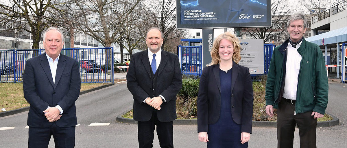 Von links nach rechts: Gunnar Herrmann (Vorsitzender Arbeitgeber Köln), Hans Peter Wollseifer (Präsident Handwerkskammer zu Köln), Dr. Nicole Grünewald (Präsidentin Industrie- und Handelskammer zu Köln) und Dr. Witich Roßmann (Vorsitzender DGB Köln) Von links nach rechts: Gunnar Herrmann (Vorsitzender Arbeitgeber Köln), Hans Peter Wollseifer (Präsident Handwerkskammer zu Köln), Dr. Nicole Grünewald (Präsidentin Industrie- und Handelskammer zu Köln) und Dr. Witich Roßmann (Vorsitzender DGB Köln)