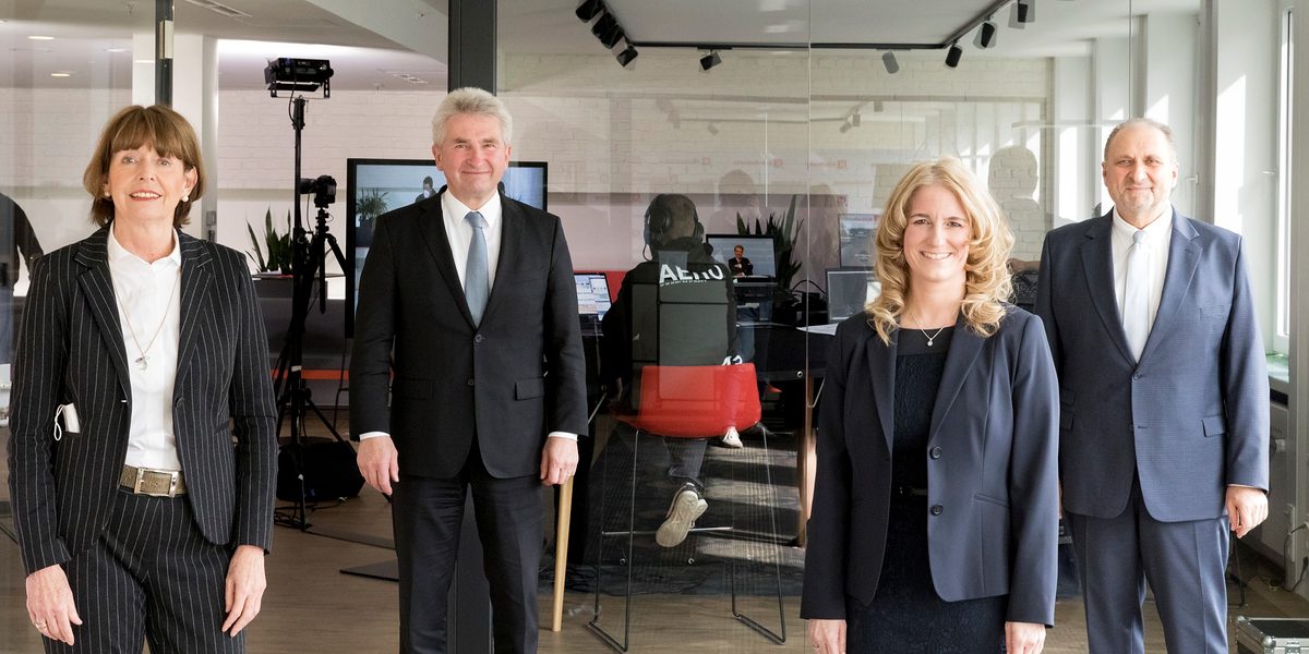 Henriette Reker, Oberbürgermeisterin Stadt Köln, Prof. Dr. Andreas Pinkwart, NRW-Wirtschaftsminister, Dr. Nicole Grünewald, Präsidentin IHK Köln und Hans Peter Wollseifer, Präsident Handwerkskammer zu Köln Henriette Reker, Oberbürgermeisterin Stadt Köln, Prof. Dr. Andreas Pinkwart, NRW-Wirtschaftsminister, Dr. Nicole Grünewald, Präsidentin IHK Köln und Hans Peter Wollseifer, Präsident Handwerkskammer zu Köln