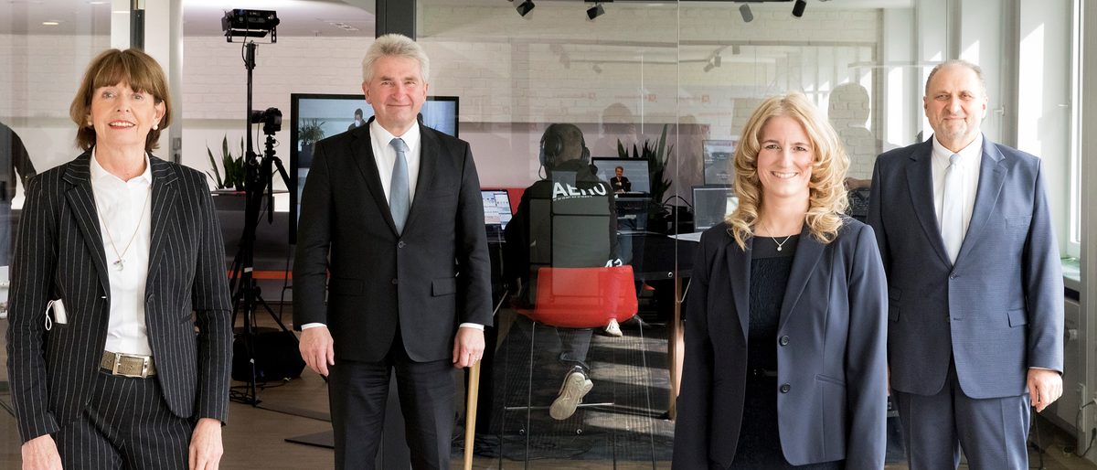 Henriette Reker, Oberbürgermeisterin Stadt Köln, Prof. Dr. Andreas Pinkwart, NRW-Wirtschaftsminister, Dr. Nicole Grünewald, Präsidentin IHK Köln und Hans Peter Wollseifer, Präsident Handwerkskammer zu Köln Henriette Reker, Oberbürgermeisterin Stadt Köln, Prof. Dr. Andreas Pinkwart, NRW-Wirtschaftsminister, Dr. Nicole Grünewald, Präsidentin IHK Köln und Hans Peter Wollseifer, Präsident Handwerkskammer zu Köln