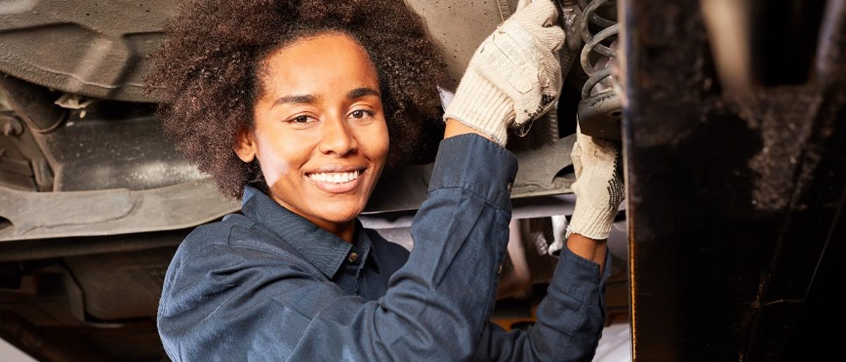Zufriedene afrikanische Frau als KFZ Mechatronikerin bei Auto Inspektion oder Reparatur Schlagwort(e): Frau, Mechatroniker, Ausbildung, Lehrling, Auto, reparieren, Mechaniker, Afrikaner, Afrikanerin, afrikanisch, Inspektion, Autowerkstatt, lächeln, zufrieden, positiv, Reparatur, Rost, Korrosion, Kontrolle, Unterboden, Unterbodenschutz, Schaden, Wartung, Sicherheit, Werkstatt, Hauptuntersuchung, Mechatronik, KFZ, Fahrzeug, Automobil, Hebebühne, Arbeit, mechanisch, Techniker, Beruf, Handwerk, Dienstleistung, Service, Meisterbetrieb, Garage, Leute, frau, mechatroniker, ausbildung, lehrling, auto, reparieren, mechaniker, afrikaner, afrikanerin, afrikanisch, inspektion, autowerkstatt, lächeln, zufrieden, positiv, reparatur, rost, korrosion, kontrolle, unterboden, unterbodenschutz, schaden, wartung, sicherheit, werkstatt, hauptuntersuchung, mechatronik, kfz, fahrzeug, automobil, hebebühne, arbeit, mechanisch, techniker, beruf, handwerk, dienstleistung, service, meisterbetrieb, garage, leute
