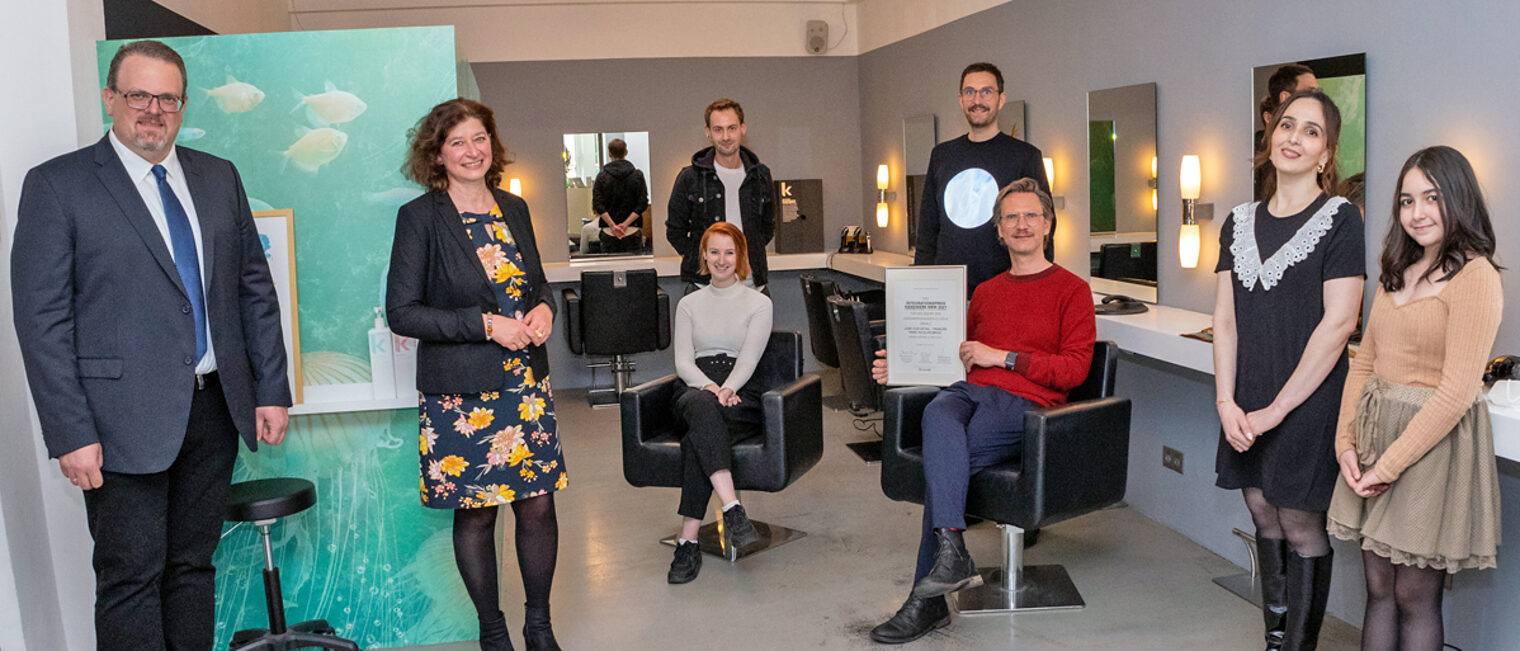 Der Integrationspreis 2021 ging an den Kölner Friseursalon "Liebe zum Detail" von Marc Brühl Der Integrationspreis 2021 ging an den Kölner Friseursalon "Liebe zum Detail" von Marc Brühl