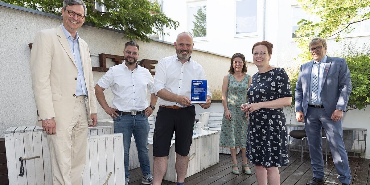 Bei der Preisvergabe des Innovationspreises an Stuck Belz (v. l.): Dr. Hubertus Hille, Marcel Schulte (Stuck Belz), Michael Christmann, Kirsten Jahn, Katja Dörner, Thomas Radermacher Bei der Preisvergabe des Innovationspreises an Stuck Belz (v. l.): Dr. Hubertus Hille, Marcel Schulte (Stuck Belz), Michael Christmann, Kirsten Jahn, Katja Dörner, Thomas Radermacher