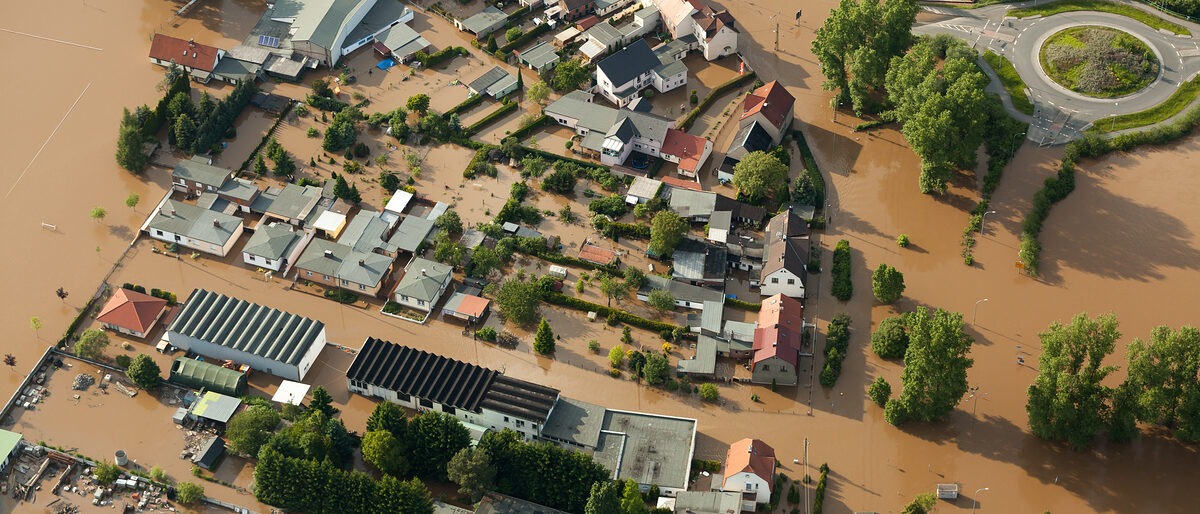 überschwemmung, flut, stadt, katastrophe, zerstörung, straße, umwelt, dorf, naturgewalt, naturgewalten, versicherung, schaden, luftbild, luftaufnahme, see, wasser, fluss, fließen, strömen, land, landschaft, ländlich, mensch, braun, deich, bruch, brechen, damm, deichbruch, umweltschutz, hochwasserschutz, versicherungsschutz, elementarschäden, häuser, haus, straßen