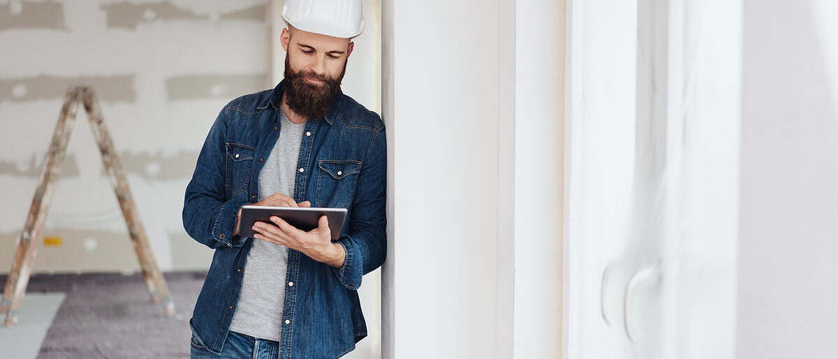 Digitalisierung: Smarte Technologie auf der Baustelle Builder or architect checking up online using a tablet computer as he leans against a clean white wall on site in an unfinished room Schlagwort(e): architect, building, construction, diy, engineer, hardhat, home, house, improvement, job, man, renovate, renovation, room, builder, digital, internet, online, planning, tablet, architekt, tablet, planung, online, bauen, gebäude, ingenieur, schutzhelm, haus, verbesserung, job, mann, renovieren, renovierung, zimmer, baumeister, digital, internet, wohnen