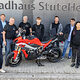 Simone Marhenke, Geschäftsführerin Handwerkskammer zu Köln, Ralph Elbert, Leiter AusbildungsCampus, Frank und Rolf Stute, Geschäftsführer StuteHengst, Peter Odenthal, Auszubildender, Stephanus Richter, Gebietsleiter Aftersales BMW Motorrad, Peter Kautz, Leiter Zweiradmeisterschule, Ildiko Gerritzen, Auszubildende, Michael Schuster, Fachbereichsleiter KFZ (v.l.n.r.)