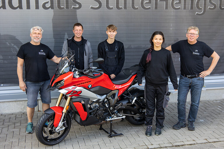 Rolf Stute, Geschäftsführer StuteHengst, Stephanus Richter, Gebietsleiter Aftersales BMW Motorrad, Peter Odenthal, Auszubildender, Ildiko Gerritzen, Auszubildende, Frank Stute, Geschäftsführer StuteHengst (v.l.n.r.)