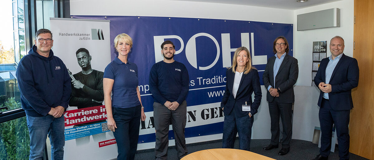 Zogen in Köln Bilanz: Christopher Meier, Geschäftsführer Aus- und Weiterbildung der Industrie- und Handelskammer zu Köln, Johannes Klapper, Vorsitzender der Geschäftsführung der Agentur für Arbeit Köln, Simone Marhenke, Geschäftsführerin Bildung der Handwerkskammer zu Köln, Yakup Topac, Metallbau-Auszubildender und Ausbildungsbotschafter, Katja Boden, Geschäftsführerin Pohl Metal Systems GmbH, Klaus Domurath, Metallbaumeister und Ausbilder (v.r.n.l.) Zogen in Köln Bilanz: Christopher Meier, Geschäftsführer Aus- und Weiterbildung der Industrie- und Handelskammer zu Köln, Johannes Klapper, Vorsitzender der Geschäftsführung der Agentur für Arbeit Köln, Simone Marhenke, Geschäftsführerin Bildung der Handwerkskammer zu Köln, Yakup Topac, Metallbau-Auszubildender und Ausbildungsbotschafter, Katja Boden, Geschäftsführerin Pohl Metal Systems GmbH, Klaus Domurath, Metallbaumeister und Ausbilder (v.r.n.l.)