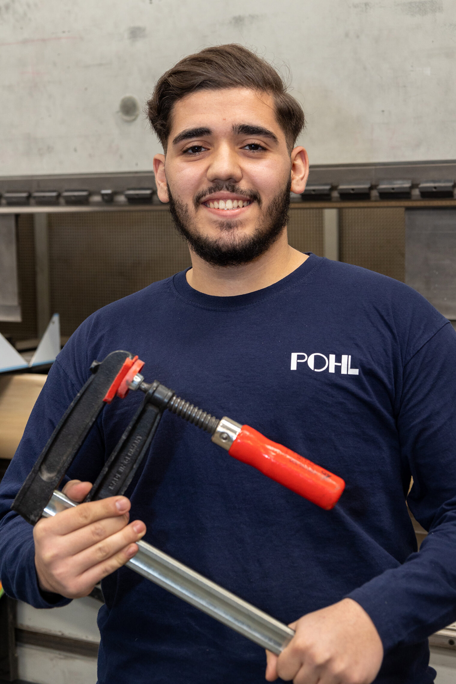 Yakup Topac ist im 2. Lehrjahr seiner Metallbau-Ausbildung bei der Pohl Metal Systems GmbH in Köln Yakup Topac ist im 2. Lehrjahr seiner Metallbau-Ausbildung bei der Pohl Metal Systems GmbH in Köln