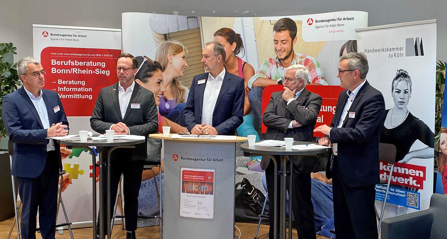 Zogen in Bonn Bilanz: Ralf Steinhauer, Leiter der Berufsberatung der Agentur für Arbeit Bonn/Rhein, Jascha Habeck, Leiter der Stabsstelle Kommunikation der Handwerkskammer zu Köln, Stefan Krause, Vorsitzender der Geschäftsführung der Agentur für Arbeit Bonn/Rhein-Sieg, Jürgen Hindenberg, Geschäftsführer Berufsbildung und Fachkräftesicherung der IHK Bonn/Rhein-Sieg, Oliver Krämer, Hauptgeschäftsführer der Kreishandwerkerschaft Bonn/Rhein-Sieg Zogen in Bonn Bilanz: Ralf Steinhauer, Leiter der Berufsberatung der Agentur für Arbeit Bonn/Rhein, Jascha Habeck, Leiter der Stabsstelle Kommunikation der Handwerkskammer zu Köln, Stefan Krause, Vorsitzender der Geschäftsführung der Agentur für Arbeit Bonn/Rhein-Sieg, Jürgen Hindenberg, Geschäftsführer Berufsbildung und Fachkräftesicherung der IHK Bonn/Rhein-Sieg, Oliver Krämer, Hauptgeschäftsführer der Kreishandwerkerschaft Bonn/Rhein-Sieg