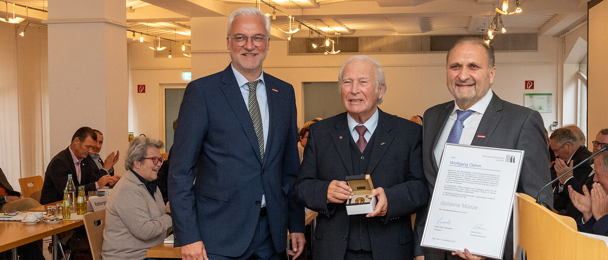 Wolfgang Oehm, geschäftsführender Gesellschafter der ONI Wärmetrafo GmbH in Lindlar, wurde im Rahmen der Herbsttagung der Vollversammlung von Präsident Hans Peter Wollseifer und Hauptgeschäftsführer Garrelt Duin mit der Goldenen Münze für sein Lebenswerk geehrt.