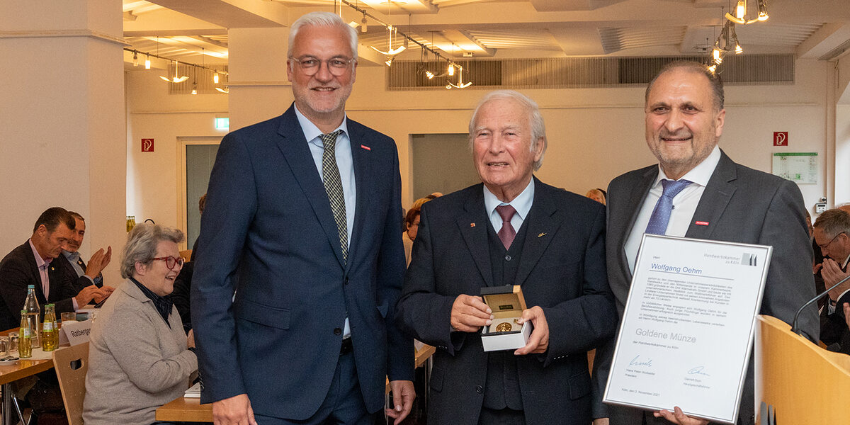 Wolfgang Oehm, geschäftsführender Gesellschafter der ONI Wärmetrafo GmbH in Lindlar, wurde im Rahmen der Herbsttagung der Vollversammlung von Präsident Hans Peter Wollseifer und Hauptgeschäftsführer Garrelt Duin mit der Goldenen Münze für sein Lebenswerk geehrt.
