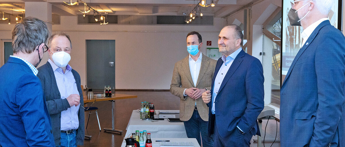 Präsident Hans Peter Wollseifer und Hauptgeschäftsführer Garrelt Duin im Gespräch mit Medienvertretern Präsident Hans Peter Wollseifer und Hauptgeschäftsführer Garrelt Duin im Gespräch mit Medienvertretern