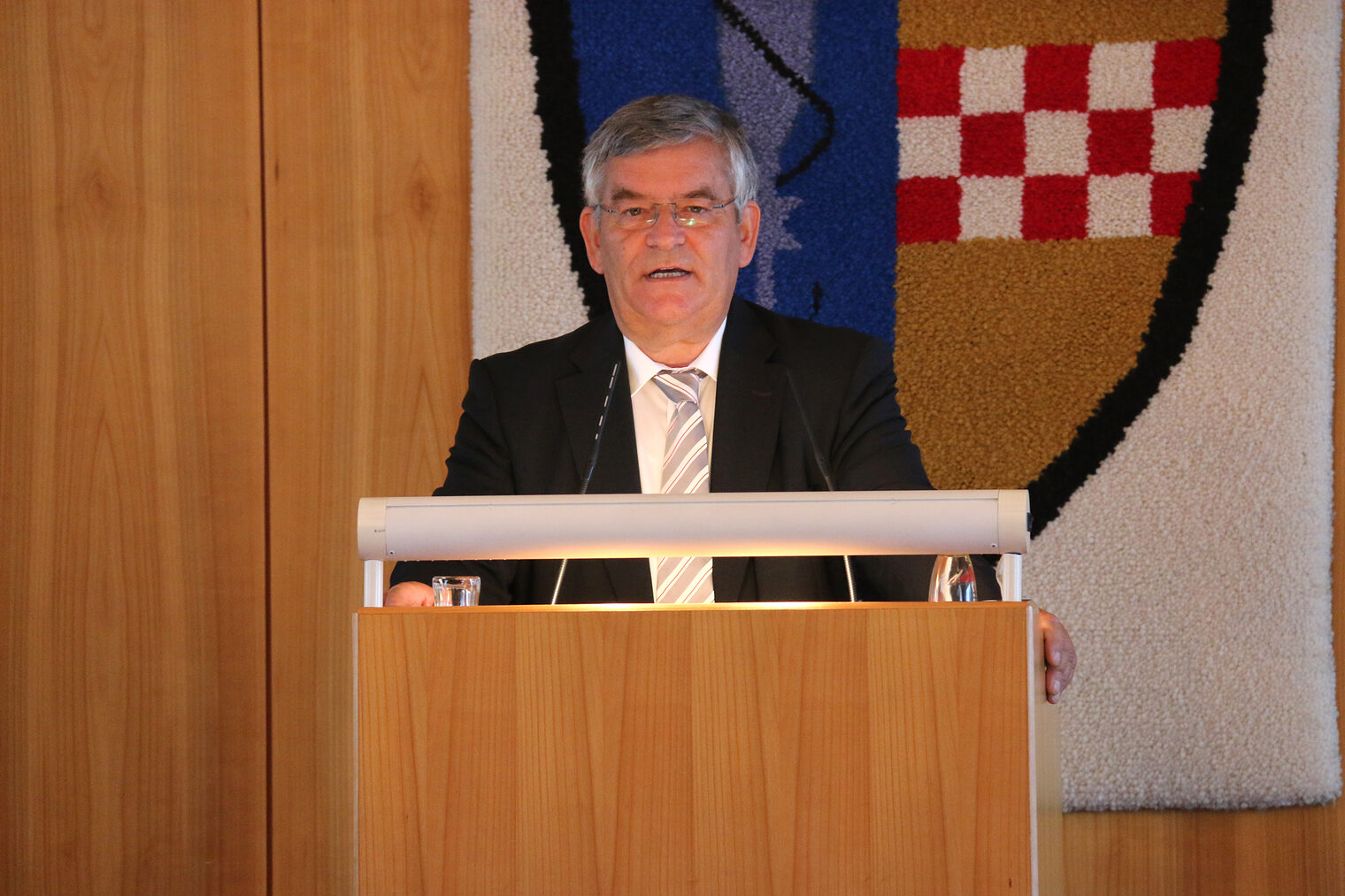 Vizepräsident Bernd Rose erhält Bundesverdienstkreuz 14