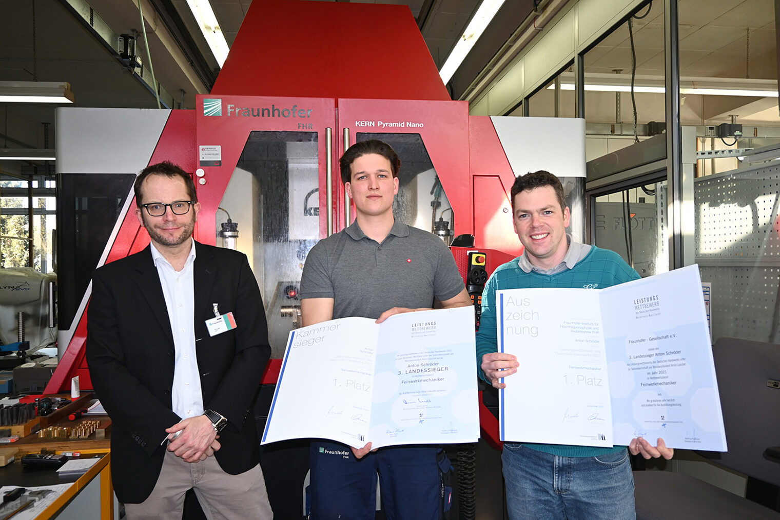 Anton Schröder wurde mit seiner Gesellenprüfung zum Feinwerkmechaniker Sieger im Innungs- und Kammerwettbewerb 2021. Beim NRW-Landeswettbewerb erreichte er den 3. Platz. Schlagwort(e): Ausbildung, Feinwerkmechaniker, Preis, Handwerkskammer, Köln, Wachtberg, CNC, Gesellenprüfung, 2021