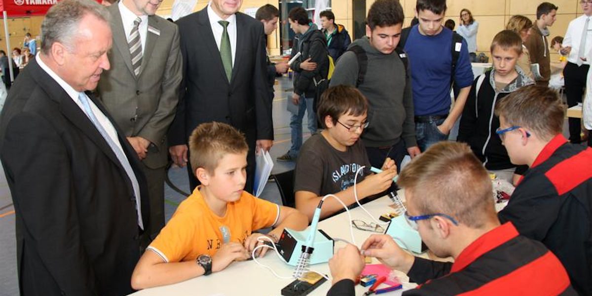 Oberbürgermeister Reinhard Buchhorn, Stefan Krause und Dr. Ortwin Weltrich (von links) beobachten Schüler der Theodor-Wuppermann-Schule beim Löten. Oberbürgermeister Reinhard Buchhorn, Stefan Krause und Dr. Ortwin Weltrich (von links) beobachten Schüler der Theodor-Wuppermann-Schule beim Löten.