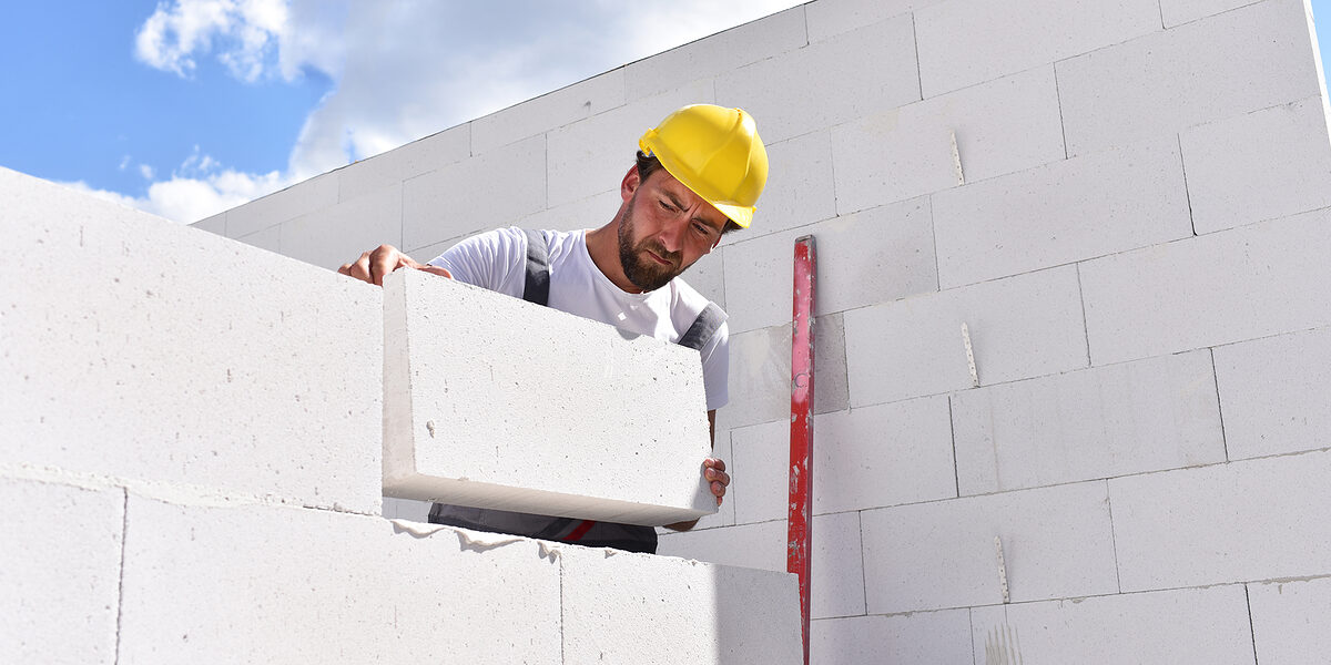 bauarbeiter, hausbau, maurer, mauer, haus, baustelle, bauen, bau, handwerk, handwerker, rohbau, mauern, errichtung, neubau, wand, steine, mauerwerk, person, mann, europäisch, arbeitskleidung, mensch, kaukasier, berufsbekleidung, sorgsam, arbeiten, beruf, arbeiter, arbeitsplatz, wasserwaage, einfamilienhaus, helm, bauhelm