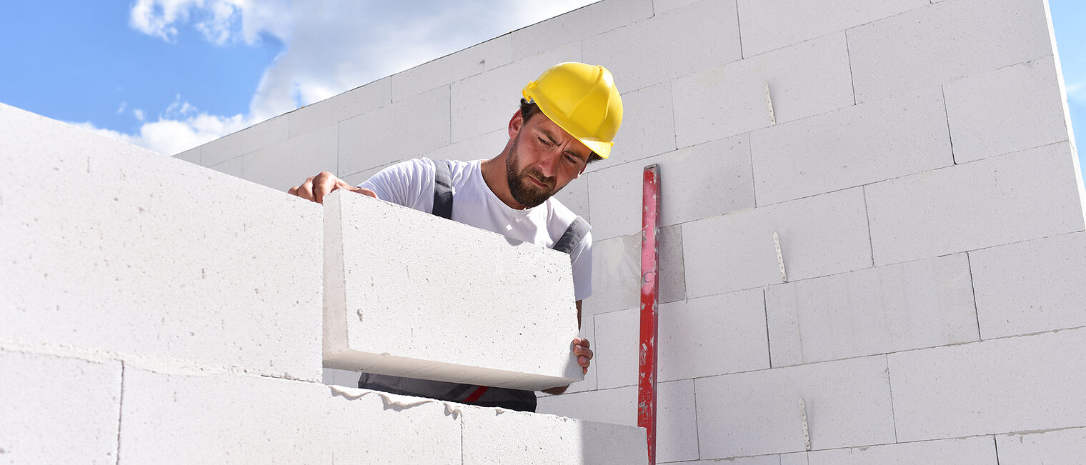 bauarbeiter, hausbau, maurer, mauer, haus, baustelle, bauen, bau, handwerk, handwerker, rohbau, mauern, errichtung, neubau, wand, steine, mauerwerk, person, mann, europäisch, arbeitskleidung, mensch, kaukasier, berufsbekleidung, sorgsam, arbeiten, beruf, arbeiter, arbeitsplatz, wasserwaage, einfamilienhaus, helm, bauhelm