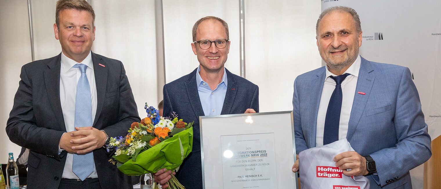 Matthias Heidmeier, Hauptgeschäftsführer WHKT, Preisträger Andreas Heinisch, Hans Peter Wollseifer, Präsident Handwerkskammer zu Köln (von links) Matthias Heidmeier, Hauptgeschäftsführer WHKT, Preisträger Andreas Heinisch, Hans Peter Wollseifer, Präsident Handwerkskammer zu Köln (von links)