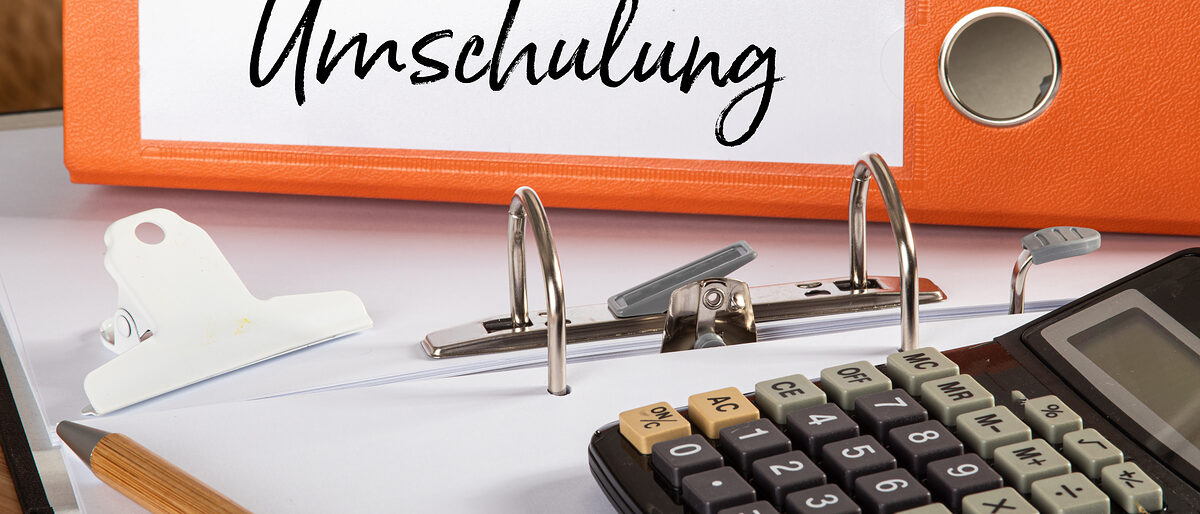 Umschulung, Weiterbildung, Seminar, Fortbildung, Beruf, Job, Stellenangebot, Stellenausschreibung, Wort, Schrift, Text, Buchstaben, Aktenordner, Ordner, blanko, Textfeld
