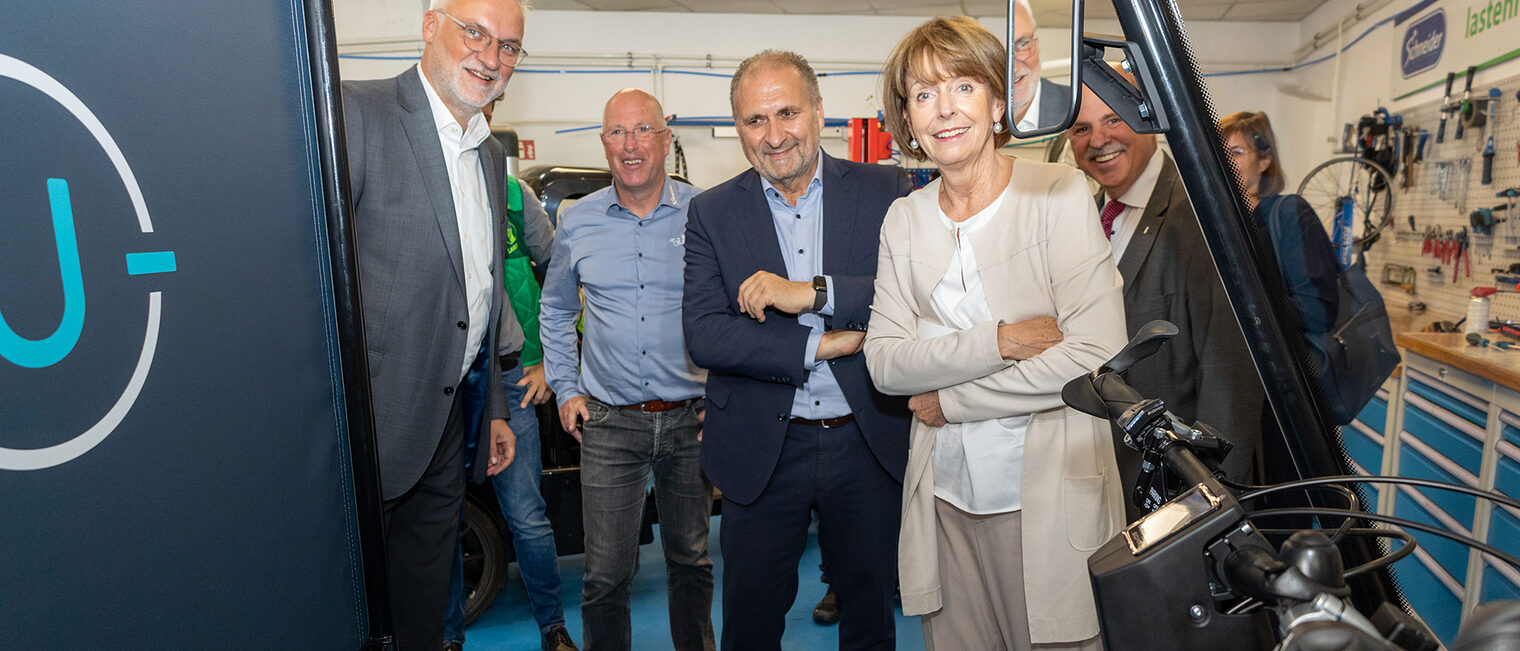 Garrelt Duin, Hauptgeschäftsführer Handwerkskammer zu Köln, Wilfried Schneider von der Schneider Radsport GmbH & Co. KG, Hans Peter Wollseifer, Präsident der Handwerkskammer zu Köln, Henriette Reker, Oberbürgermeisterin der Stadt Köln, und Michael Josipovic, Geschäftsführer der KölnBusiness Wirtschaftsförderungs-GmbH, blicken ins Cockpit eines Lastenrads. 