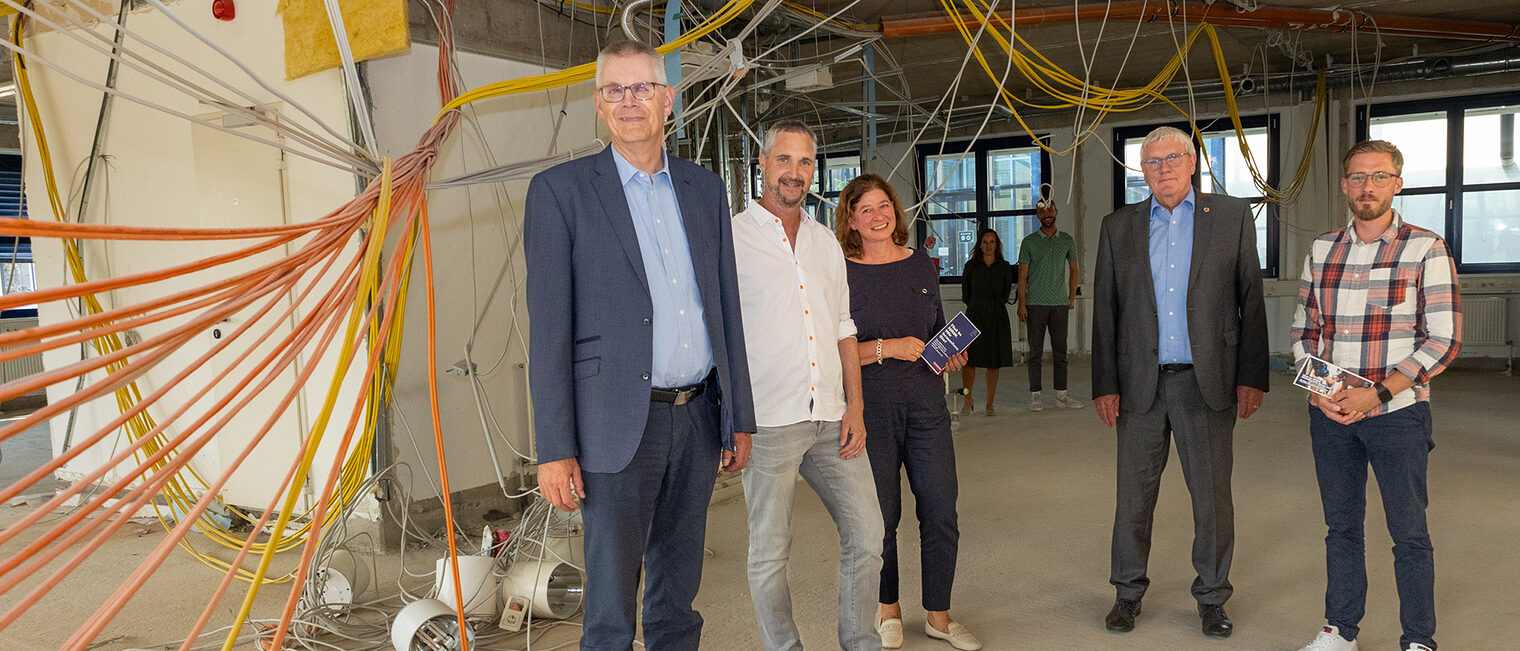 Ludger Banken, Bürgermeister der Stadt Rheinbach, Simon Lanzerath, Geschäftsführer Malerfachbetrieb Kohlhas KG, Stephanie Bargfrede, Geschäftsführerin Unternehmensberatung der Handwerkskammer zu Köln, Landrat Sebastian Schuster, Marius Siebenhaar, Projektmanager "Handwerk für den Wiederaufbau nach der Flut"