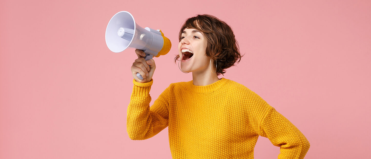 Funny young brunette woman girl in yellow sweater posing isolated on pastel pink wall background studio portrait. People sincere emotions lifestyle concept. Mock up copy space. Screaming in megaphone Schlagwort(e): woman, fashion, person, girl, beauty, female, isolated, people, portrait, standing, student, white, hair, gesture, model, mockup, background, beautiful, camera, pink, studio, sweater, yellow, brunette, young, audio, refer, broadcasting, megaphone, speaker, announce, announcement, attention, volume, loudspeaker, sound, message, hot, news, proclaim, scream, speaking, shout, hurry up, fun, crazy, sale, discount, rebate, holding