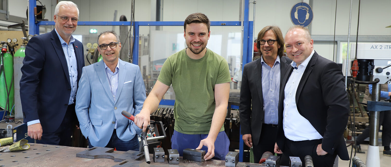 Von links: Garrelt Duin (Handwerkskammer zu Köln), Achim Knetsch (Ausbildungsleiter Anton Miebach Stahlbau GmbH & Co. KG), Azubibotschafter Frederik Kierspel, Johannes Klapper (Agentur für Arbeit Köln) und Christopher Meier (Industrie- und Handelskammer zu Köln)