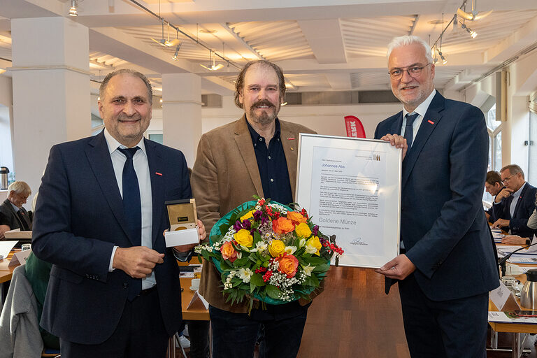 Goldene Münze für Johannes Abs (M.). Präsident Hans Peter Wollseifer (l.) und Hauptgeschäftsführer Garrelt Duin gratulierten. 
