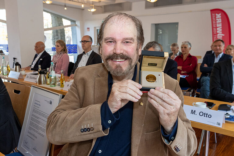 Nach 32 Jahren im Ehrenamt wurde Johannes Abs anlässlich seines Ausscheidens aus der Vollversammlung mit der Goldenen Münze geehrt.