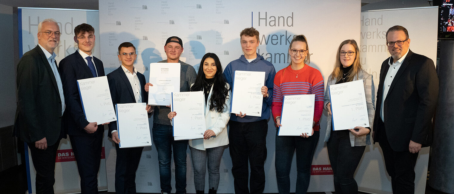 von links: Garrelt Duin (Hauptgeschäftsführer Handwerkskammer zu Köln), Luca Maron, Nick Robin Weber, Max Böhm, Sonja Lea Aydin, Ludger Weichhaus, Astrid Hamacher, Larissa Keller, Alexander Hengst (Vizepräsident Handwerkskammer zu Köln) von links: Garrelt Duin (Hauptgeschäftsführer Handwerkskammer zu Köln), Luca Maron, Nick Robin Weber, Max Böhm, Sonja Lea Aydin, Ludger Weichhaus, Astrid Hamacher, Larissa Keller, Alexander Hengst (Vizepräsident Handwerkskammer zu Köln)