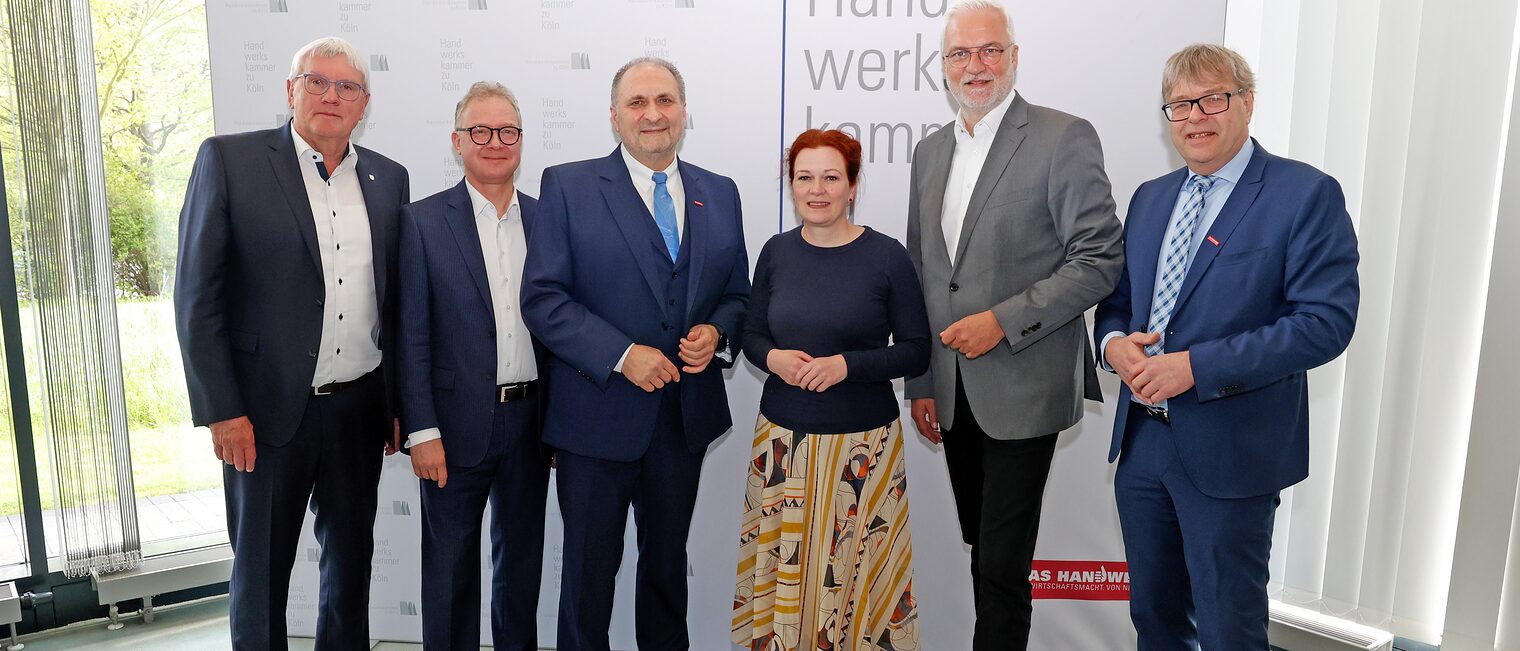 Landrat Sebastian Schuster, Jürgen Pütz, Vorstandsvorsitzender Volksbank Köln Bonn eG, Kammerpräsident Hans Peter Wollseifer, Oberbürgermeisterin Katja Dörner, Hauptgeschäftsführer Garrelt Duin und Kreishandwerksmeister Thomas Radermacher (v.l.n.r.). 