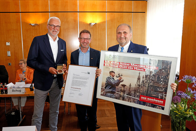 Dombaumeister Peter Füssenich (M.) erhielt die bronzene Münze der Kölner Handwerkskammer von Hauptgeschäftsführer Garrelt Duin (l.) und Präsident Hans Peter Wollseifer (r.)