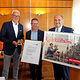 Dombaumeister Peter Füssenich (M.) erhielt die bronzene Münze der Kölner Handwerkskammer von Hauptgeschäftsführer Garrelt Duin (l.) und Präsident Hans Peter Wollseifer (r.)