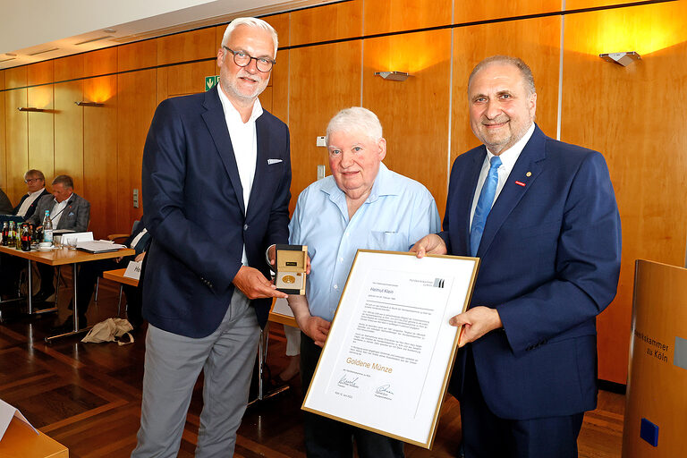 Helmut Klein (M.) war seit 2010 ehrenamtlich ordentliches Mitglied der Vollversammlung der Handwerkskammer zu Köln. Hauptgeschäftsführer Garrelt Duin (l.) und Präsident Hans Peter Wollseifer (r.) überreichten ihm die Goldene Münze.
